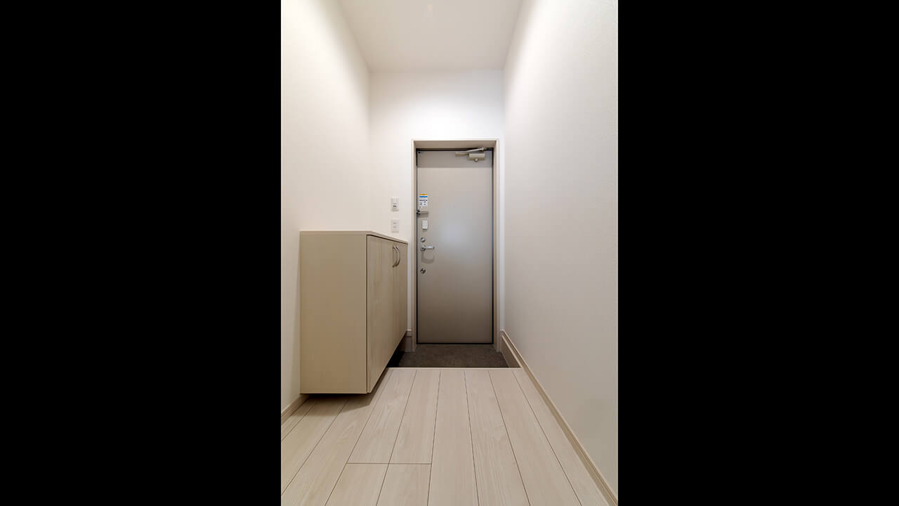 アパート内観、玄関の写真